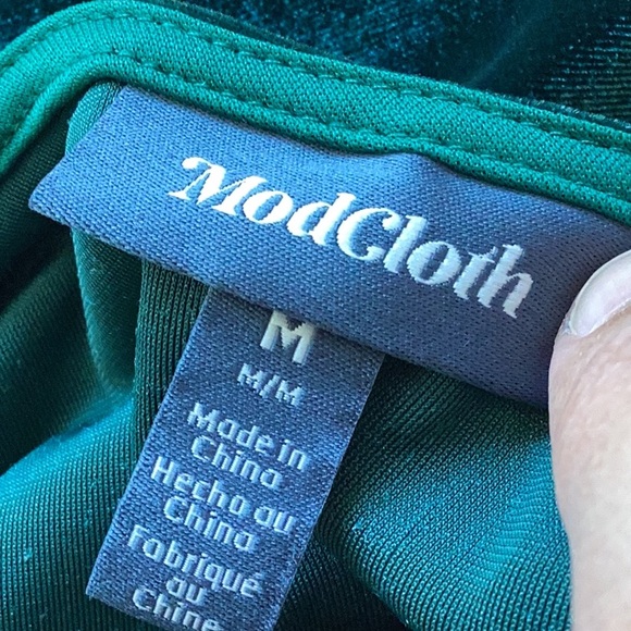 Elegant Green Velvet Wrap Dress - Picture 4 of 4